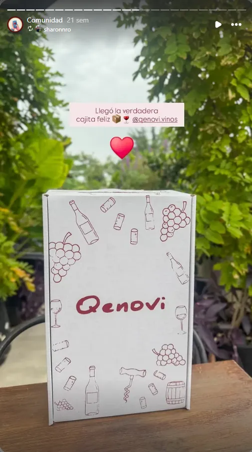 Sharon, clienta de Qenovi, con su caja de suscripción recién llegada