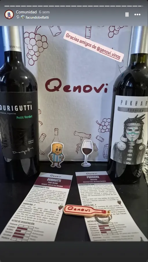 Facundo, cliente de Qenovi, con los vinos de su selección del mes