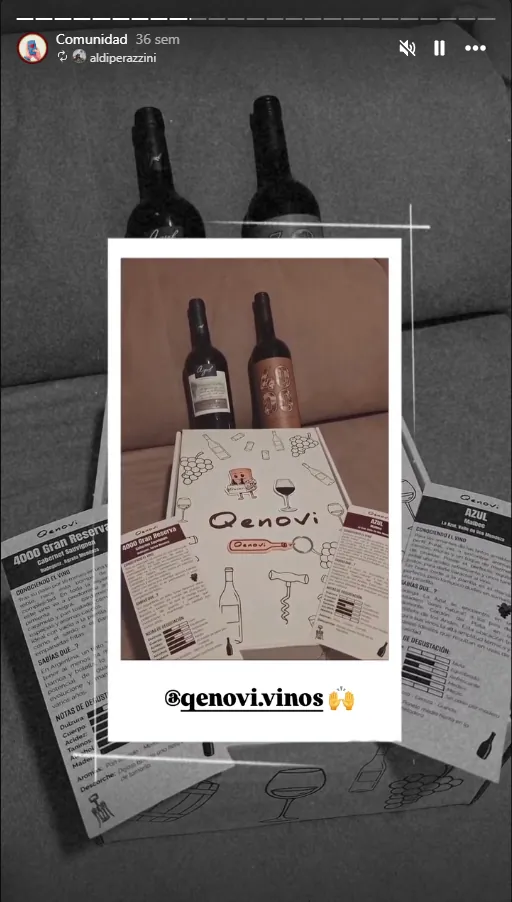 Cliente de Qenovi con sus vinos y fichas guía sobre la mesa