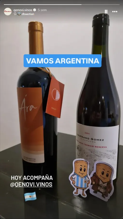 Cliente de Qenovi con sus vinos del mes, alentando a la selección argentina