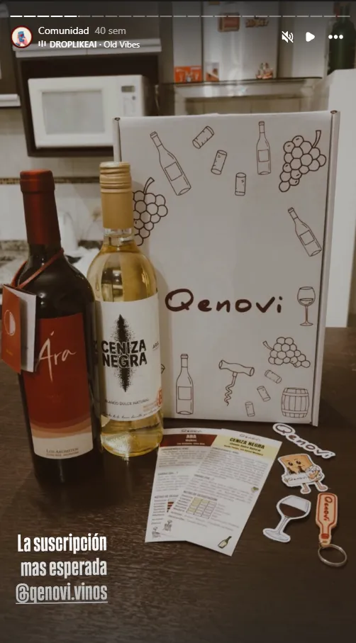Cliente de Qenovi con su caja de suscripción recién llegada en la cocina