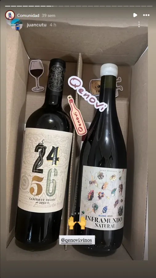 Juan, cliente de Qenovi, abriendo su caja de suscripción con los dos vinos adentro